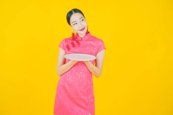 Πορτρέτο Όμορφη Νεαρή Ασιατική Γυναίκα Χαμόγελο Άδειο Πιάτο Στο Φόντο — Φωτογραφία Αρχείου