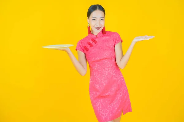 아름다운 아시아 배경에 접시를 미소짓는 — 스톡 사진