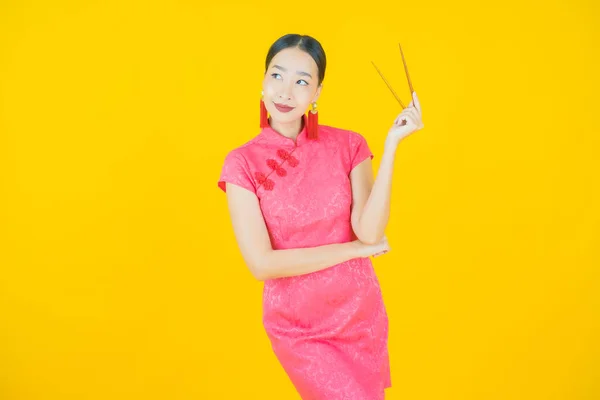 천연색 배경에 젓가락을 아름다운 아시아 여자의 — 스톡 사진