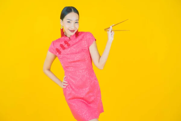 Porträt Schöne Junge Asiatische Frau Mit Essstäbchen Auf Farbigem Hintergrund — Stockfoto