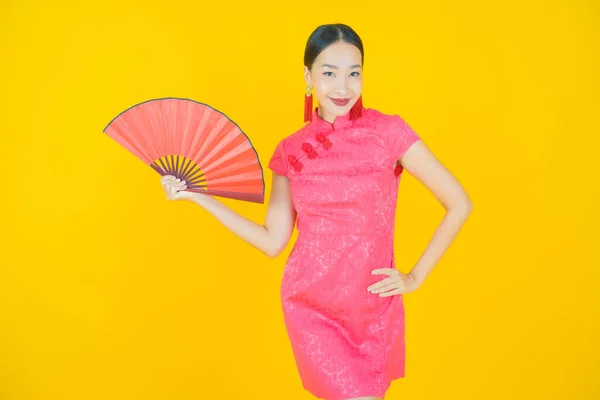 Porträt Schöne Junge Asiatische Frau Mit Fächer Auf Farbigem Hintergrund — Stockfoto