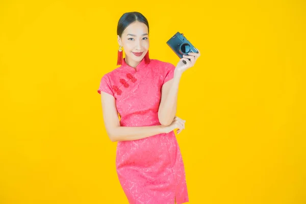 Πορτρέτο Όμορφη Νεαρή Ασιατική Γυναίκα Χρησιμοποιούν Κάμερα Στο Φόντο Χρώμα — Φωτογραφία Αρχείου