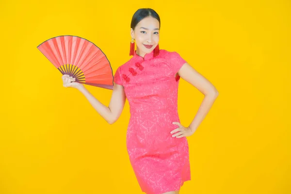 Portrait Belle Jeune Femme Asiatique Avec Ventilateur Sur Fond Couleur — Photo