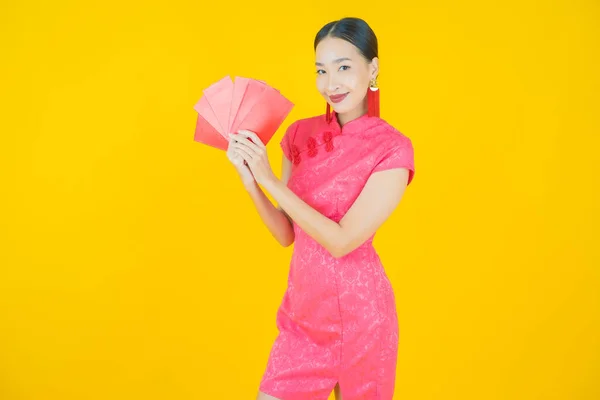Renk Arka Planında Kırmızı Zarflı Güzel Asyalı Kadın Portresi — Stok fotoğraf