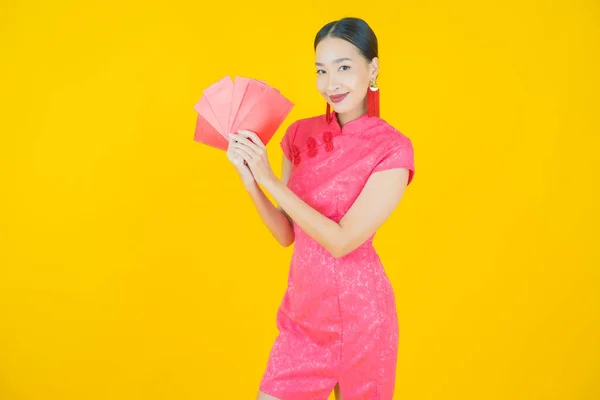 Portrait Belle Jeune Femme Asiatique Avec Enveloppe Rouge Sur Fond — Photo