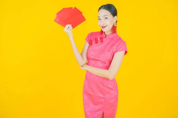 천연색 배경에 봉투를 아름다운 아시아 여자의 — 스톡 사진