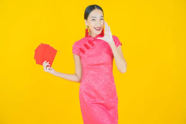 Portrait Belle Jeune Femme Asiatique Avec Enveloppe Rouge Sur Fond — Photo