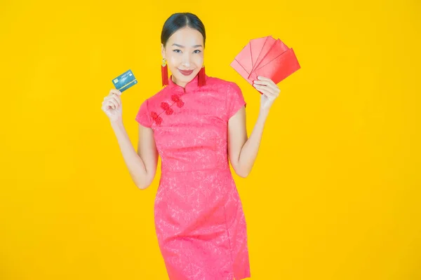Porträt Schöne Junge Asiatische Frau Mit Rotem Umschlag Auf Farbigem — Stockfoto