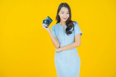 Güzel bir Asyalı kadın portresi. Arka planda kamera kullan.