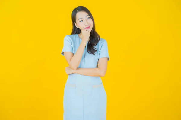 Retrato Bonito Jovem Asiático Mulher Sorriso Com Ação Cor Fundo — Fotografia de Stock