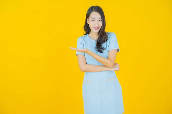 Portre Güzel Asyalı Kadın Gülümsüyor Renkli Arka Planda Hareket Var — Stok fotoğraf
