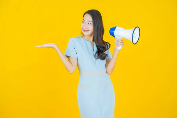 Portret Mooie Jonge Aziatische Vrouw Glimlach Met Megafoon Kleur Achtergrond — Stockfoto