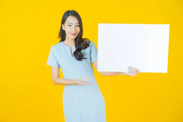 Muotokuva Kaunis Nuori Aasialainen Nainen Tyhjä Valkoinen Mainostaulu Värillinen Tausta — kuvapankkivalokuva