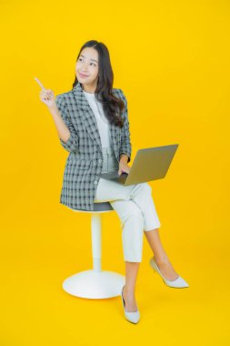 Asyalı güzel bir kadının portresi bilgisayarla izole edilmiş arka planda gülümsüyor.