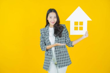 Ev ya da kağıt tabelalı güzel Asyalı kadın portresi