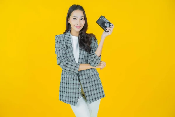 Retrato Bonito Jovem Asiático Mulher Usar Câmera Cor Fundo — Fotografia de Stock