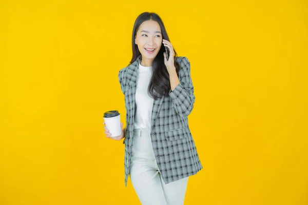 Portrét Krásná Mladá Asijská Žena Úsměv Chytrým Mobilním Telefonem Barevném — Stock fotografie