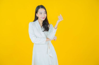 Portre güzel Asyalı kadın gülümsüyor. Renkli arka planda hareket var.