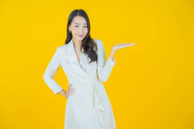 Portre güzel Asyalı kadın gülümsüyor. Renkli arka planda hareket var.