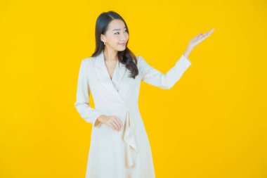 Portre güzel Asyalı kadın gülümsüyor. Renkli arka planda hareket var.