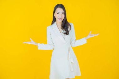 Portre güzel Asyalı kadın gülümsüyor. Renkli arka planda hareket var.