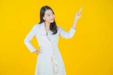 Portre güzel Asyalı kadın gülümsüyor. Renkli arka planda hareket var.