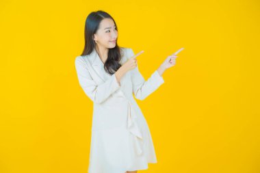 Portre güzel Asyalı kadın gülümsüyor. Renkli arka planda hareket var.