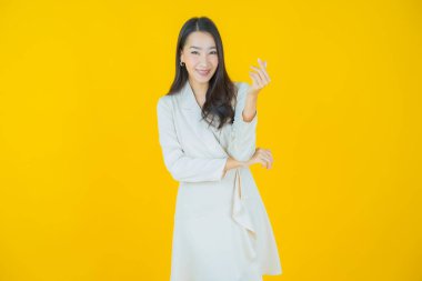 Portre güzel Asyalı kadın gülümsüyor. Renkli arka planda hareket var.