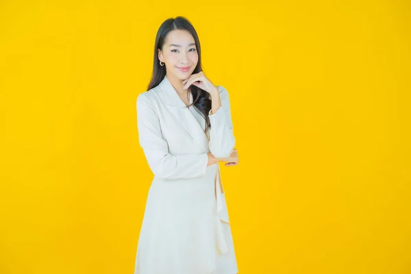 아름다운 아시아 여성의 초상화 배경에 — 스톡 사진