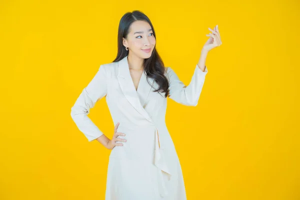 아름다운 아시아 여성의 초상화 배경에 — 스톡 사진