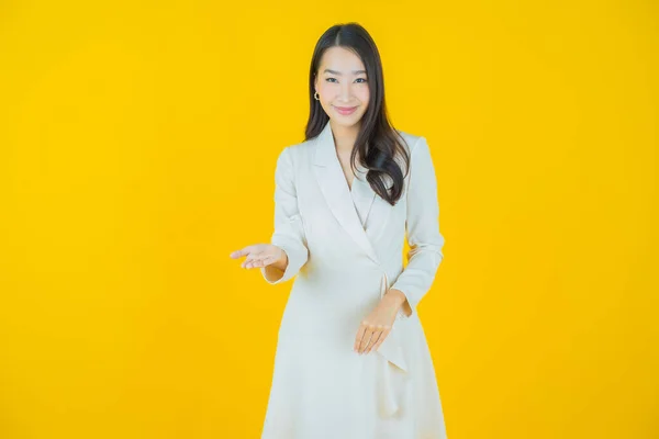 Retrato Bonito Jovem Asiático Mulher Sorriso Com Ação Cor Fundo — Fotografia de Stock