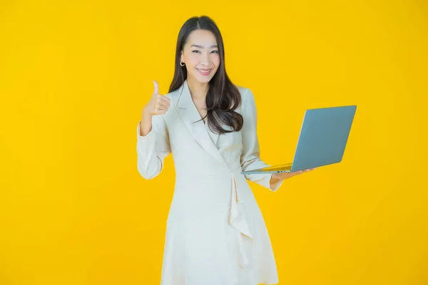 Porträtt Vacker Ung Asiatisk Kvinna Leende Med Dator Laptop Isolerad — Stockfoto