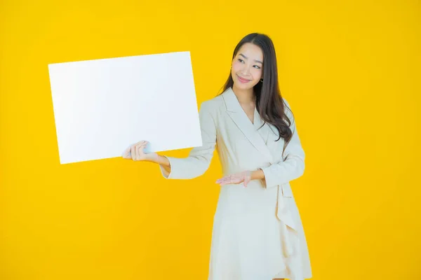 Portret Mooie Jonge Aziatische Vrouw Met Lege Witte Billboard Kleur — Stockfoto