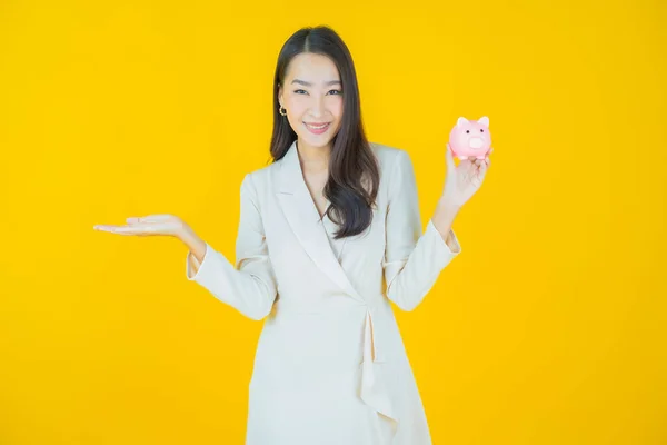 Retrato Bonito Jovem Asiático Mulher Com Porquinho Banco Cor Fundo — Fotografia de Stock