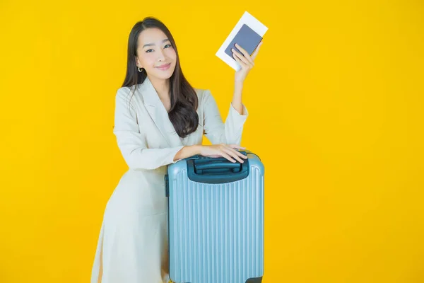 Portret Pięknej Młodej Azjatyckiej Kobiety Bagażem Paszportem Gotowy Podróży — Zdjęcie stockowe