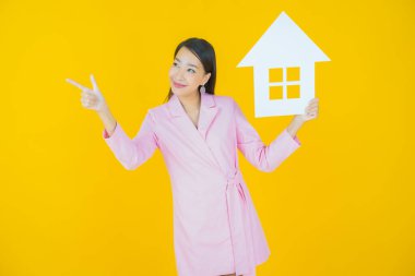 Ev ya da kağıt tabelalı güzel Asyalı kadın portresi