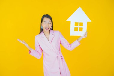 Ev ya da kağıt tabelalı güzel Asyalı kadın portresi