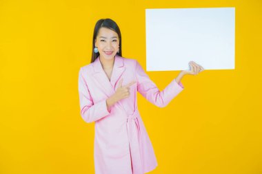 Renkli arka planda boş beyaz ilan panosu olan güzel Asyalı kadın portresi