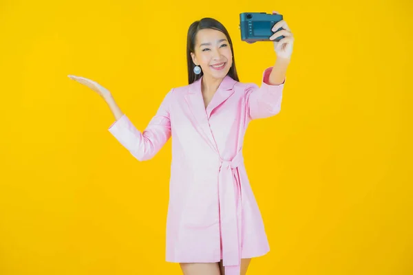 Portré Gyönyörű Fiatal Ázsiai Használja Kamera Színes Háttér — Stock Fotó