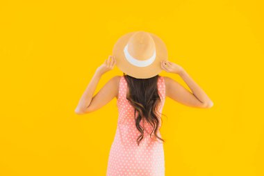 Güzel bir Asyalı kadın portresi mutlu bir gülümseme sarı izole edilmiş arka planda rahatla