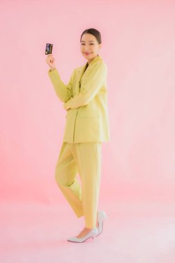 Renkli kredi kartıyla güzel Asyalı iş kadını portresi