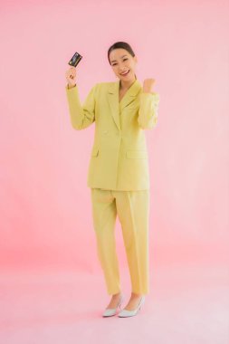 Renkli kredi kartıyla güzel Asyalı iş kadını portresi