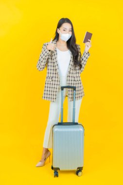 Çantalı ve pasaportlu güzel Asyalı kadın seyahate hazır.