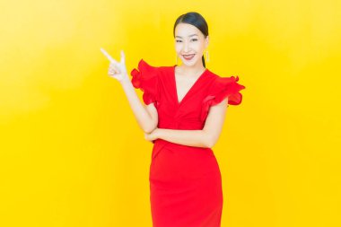 Portre güzel Asyalı kadın gülümsüyor. Renkli arka planda hareket var.