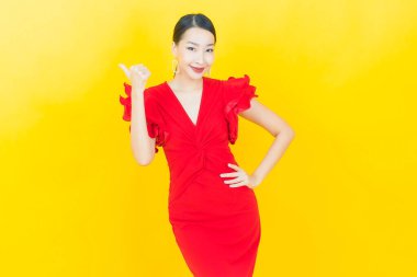 Portre güzel Asyalı kadın gülümsüyor. Renkli arka planda hareket var.