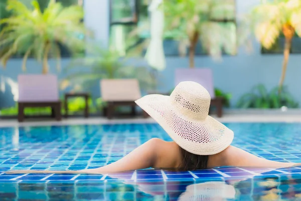 Retrato Hermosa Joven Mujer Asiática Relajarse Alrededor Piscina Complejo Hotelero — Foto de Stock