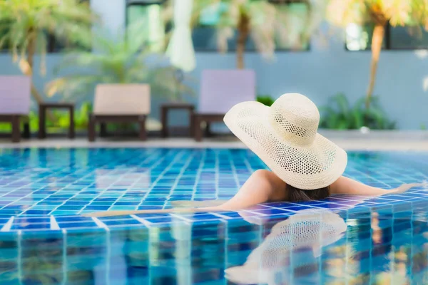 Retrato Hermosa Joven Mujer Asiática Relajarse Alrededor Piscina Complejo Hotelero — Foto de Stock