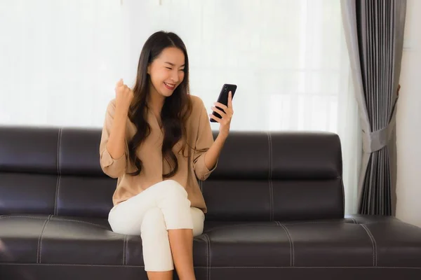 Porträtt Vacker Ung Asiatisk Kvinna Använder Mobiltelefon Eller Mobiltelefon Med — Stockfoto