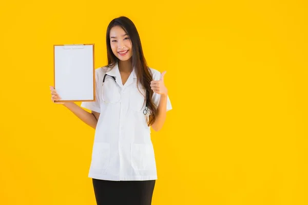 Portrait Belle Jeune Asiatique Médecin Femme Avec Tableau Blanc Vide — Photo