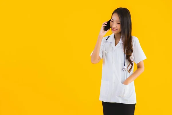 Portrait Beautiful Young Asian Doctor Woman Use Smart Mobile Cell — Stock Photo, Image